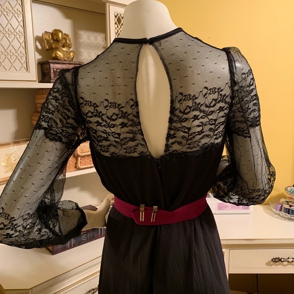 Vintage black dress with lace detail. - Picture 4 of 8